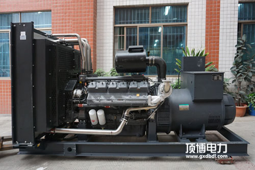 800KW无动柴油发电机组选配科浦发电机深??刂破骷际醪问?/></p><p>2、无锡动力柴油发动机</p><p>型号:无锡动力 WD327E3TAD88 缸径(mm)×行程(mm):145×165</p><p>额定转速(r/min):1500 气缸数量:12缸</p><p>气缸排列方式:V型 排量(L):32.7</p><p>冷却方式:全封闭式水循环强制风冷 冷却水介质:软水、防冻液</p><p>冷却水泵压力(bar):1.25 允许冷却系统压力损失(bar):≤0.35</p><p>双节温器全开温度(℃):94/102 最高工作温度(℃):103</p><p>机油容量(L):90 机油等级: CD级</p><p>最低机油压力(bar) ≥3 正常运行机油温度(℃) <110</p><p>额定燃油耗(g/kW.h): ≤196</p><p>额定机油耗(g/kW.h) ≤0.48</p><p>噪音:≤102</p><p>调速方式: 电子调速 吸气方式: 废气涡轮增压</p><p>旋转方向: 逆时针 怠 速(rpm): 600</p><p>喷油方式:高压共轨电喷</p><p>产品符合《非道路移动机械用柴油机排气污染物排放限值及测量方法(中国第三、四阶段)》(GB20891-2014)标准要求。</p><p><br/></p><p><strong>上??破纸涣鞣⒌缁?/strong></p><!----><!--0ff67f539606fb6a--><table cellspacing=