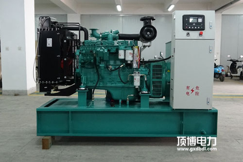 一台750kW柴油发电机组工作小于100h，起动排气管有大量白烟